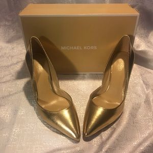 Micheal Kors gold heel sz 7 new with box